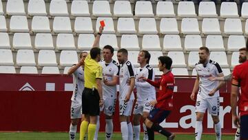 El Albacete est&aacute; con diez jugadores.