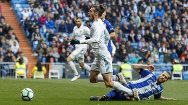 Laguardia hace penalti a Bale.