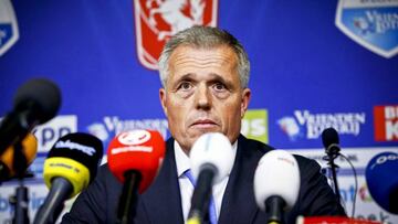 El director interino del Twente, Onno Jacobs, ofrece una rueda de prensa.