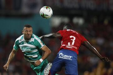 Jugadores del DIM y La Equidad disputan un balón.