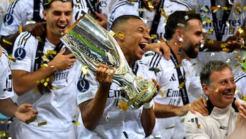 Soccer Football - Super Cup - Real Madrid v Atalanta - National Stadium, Warsaw, Poland - August 14, 2024 Real Madrid's Kylian Mbappe celebrates with the trophy after winning the Super Cup REUTERS/Jennifer Lorenzini