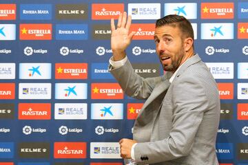 GRAFCAT8616. BARCELONA, 04/04/2023.- El nuevo entrenador del Espanyol, Luis García, durante su presentación como nuevo técnico del club, tras a destitución de Diego Martínez. EFE/Alejandro García
