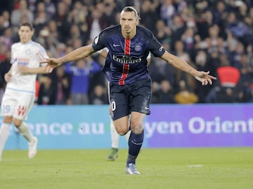 Zlatan emigró a la liga francesa en 2012, cuando el PSG lo integró a sus filas con un sueldo de 14 millones de euros anuales, por lo que se convirtió en el segundo futbolista mejor pagado del mundo de este entonces, sólo por detrás de Samuel Eto'o.