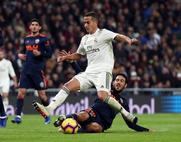 Parejo se lanza al suelo para arrebatarle el cuero a Lucas Vázquez.