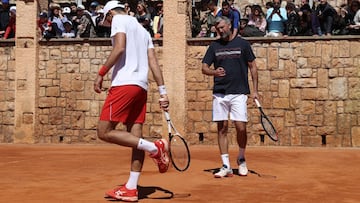 El tenista serbio Novak Djokovic y su entrenador Goran Ivanisevic, durante un entrenamiento previo al Masters 1.000 de Montecarlo.