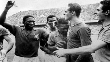 Un imberbe Pelé llora al consagrarse campeón en Suecia. Luego, repetiría la celebración en dos oportunidades.