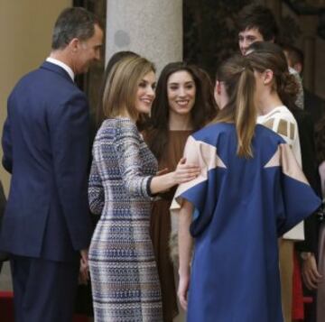 Los Reyes de España, Felipe y Letizia, conversan con las jugadoras del equipo español de gimnasia rítmica, galardonado con la Copa Barón de Güell, durante la ceremonia de entrega de los Premios Nacionales del Deporte 2014.