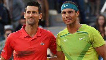 Novak Djokovic and Rafa Nadal posan antes de su partido de cuartos de final de Roland Garros 2022.