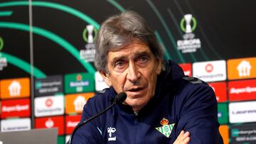 Pellegrini, ante los medios.