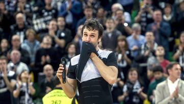 Raúl López se despide del público de Bilbao tras su último partido como profesional.
