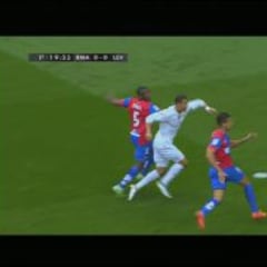 Cristiano reclamó un penalti por empujón de Simao Mate