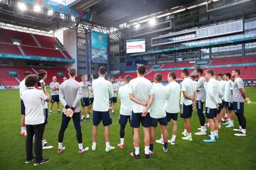 Luis Enrique dando instrucciones al grupo de jugadores.