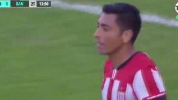 Gonzalo Jara reacciona tras recibir tarjeta amarilla en el duelo de la Copa de la Superliga ante Banfield.