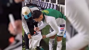 Incluso desde el banco, el 10 sigue siendo protagonista.