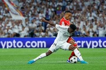 MADRID, 17/09/2024.- El centrocampista francés del Real Madrid, Aurelien Tchouameni (i), protege el balón ante el jugador del Stuttgart durante el encuentro correspondiente a la primera jornada de la Liga de Campeones que Real Madrid y Vfb Stuttgart disputan hoy martes en el estadio Santiago Bernabéu, en Madrid. EFE / Juanjo Martín.
