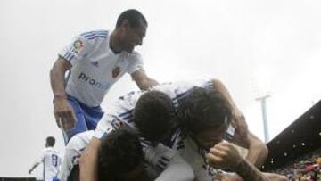 <b>EUFORIA. </b>Los jugadores del Zaragoza celebran efusivamente el 2-0, gol de Apoño, quien alza su tatuado brazo derecho aun con sus compañeros amontonados sobre él.