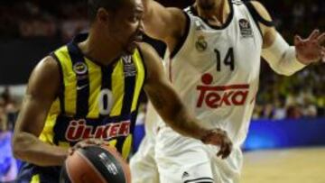 La 'Mini Mamba', ante Ayón, durante la semifianal de la última Final Four.