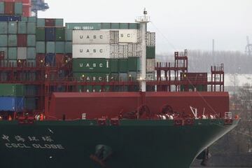 Un barco proveniente de China con contenedores entrando a puerto.