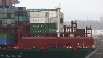 Un barco proveniente de China con contenedores entrando a puerto.
