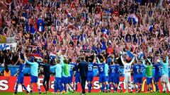 La selección croata celebra con su afición el triunfo en el primer partido de la Eurocopa 2016.