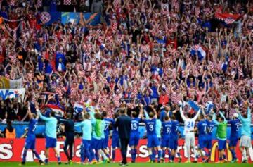 La selecci¨®n croata celebra con su afici¨®n el triunfo en el primer partido de la Eurocopa 2016.