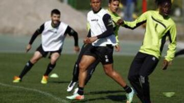 Darwin Machis entre Alvaro y Boateng