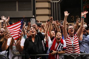 La selección femenil de Estados Unidos se coronó el domingo al vencer en la final del Mundial a Holanda. Hoy desfilaron en las calles de Broadway, New York.