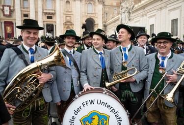 Músicos de Unterpfaffenhofen (Germering, Alemania) se han acercado a la Plaza de San Pedro. 