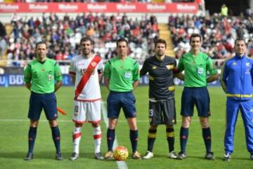 El árbitro Estrada Fernández acompañado por sus asistentes Martínez Munuera y Martín García, el cuarto árbitro Iglesias Villanueva y los capitanes Trashorras y Coke.