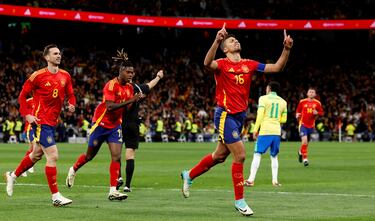 1-0. Rodrigo Hernández, visiblemente emocionado, dedica el tanto asu abuelo, fallecido esta misma semana. El centrocampista madrileño, anota de penalti en el minuto 12 de partido.