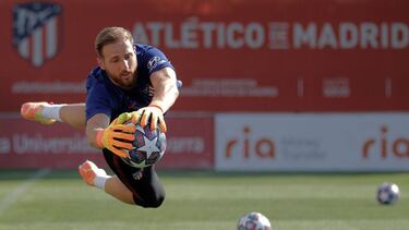 Oblak realiza una parada durante un entrenamiento.