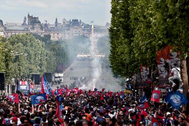 Los parisinos celebran por todo lo alto la Champions del PSG. Cientos de personas esperan el autobús de su equipo para festejar con ellos su primera Champions League.