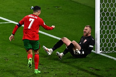 La selección portuguesa ganó en su debut con un gol tardío de de Francisco Conceicao. Su capitán, Cristiano Ronaldo, lo celebró en la cara del portero Stanek con un gesto de rabia y el puño cerrado. Una celebración que enseguida ha sido criticada por antideportiva.