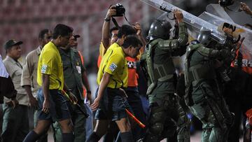 El equipo arbitral de un Venezuela-Argentina sub&#039;20 es escoltado por la Guardia Nacional al salir del estadio Jose Antonio Anzoteagui, ubicado en Puerto La Cruz.