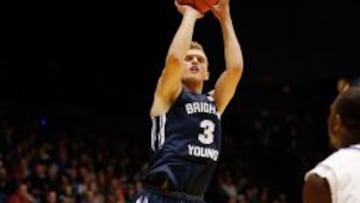 Tyler Haws lanza durante un partido con la Universidad de Brigham Young.