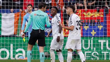 PAMPLONA, 15/02/2025.- El delantero brasileño del Real Madrid Vinicius Jr conversa con el el colegiado Munuera Montero, durante el partido de la jornada 24 de la LaLiga EA Sports, disputado este sábado en el estadio el Sadar de Pamplona. EFE/ Villar López
