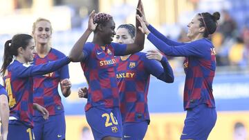 Oshoala y Jenni Hermoso, del Bar&ccedil;a, celebran un gol junto a sus compa&ntilde;eras. 