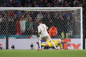 España es la última selección que se enfrentó a dos tandas de penaltis en el mismo torneo con resultado fallido. Había ganado a Suiza con una gran actuación de Unai Simón y llegaba a semifinales como el equipo revelación. El guardameta del Athletic había empezado parando el tiro de Locatelli, pero los fallos de Morata y Dani Olmo condenaron a los de Luis Enrique.   