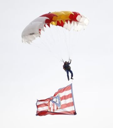 Un paracaidista con la bandera del Atlético durante el homenaje al Atlético Aviación, denominación del Atlético de Madrid entre 1939 y 1947, de cuya fundación se cumplen 75 años. 