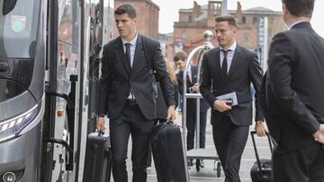 Morata y Sa&uacute;l, del Atl&eacute;tico, a su llegada al hotel de Liverpool.