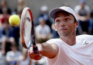 Karlovic oldest man in 25 years to reach French Open third round