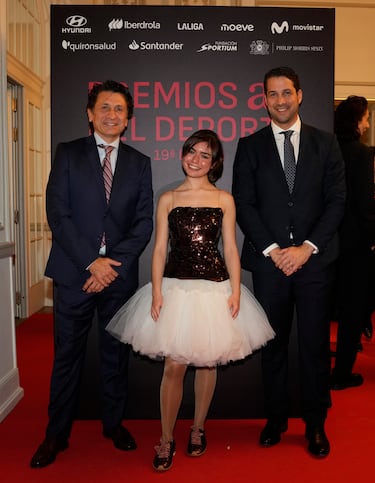 La violinista Sofía Rodríguez posa en la alfombra roja con José Félix Díaz, Director Editoral de AS,  y con Aloysio Araujo, Director General de Deportes de Prisa Media.