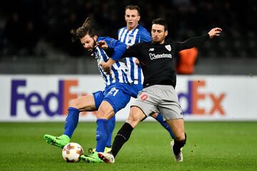 Marvin Plattenhardt y Aritz Aduriz.