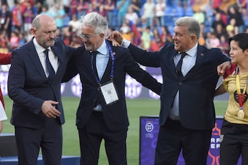 Rafael Louzán, presidente de la RFEF; Xavi Puig, directivo y responsable del fútbol femenino con Joan Laporta, presidente del FC Barcelona.
