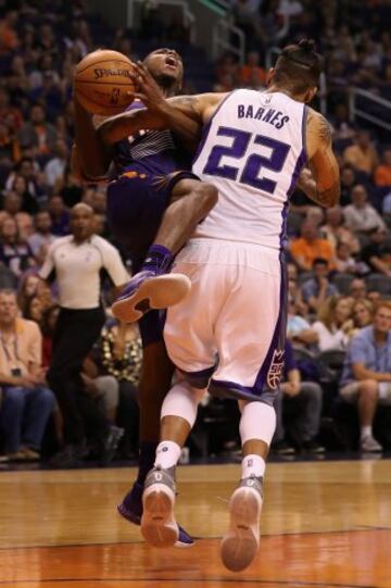 Brandon Knight de los Phoenix Suns es frenado por Matt Barnes de los Sacramento Kings.