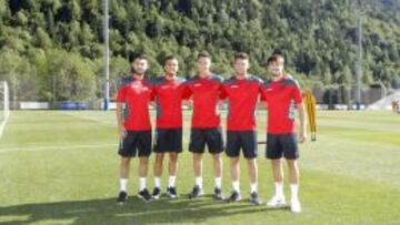 Duarte, Jordán, Raillo, Caballé y Rober posan en el campo de Naut Aran.