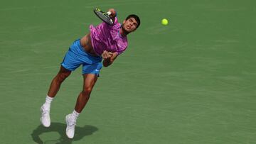 Carlos Alcaraz saca conra Felix Auger-Aliassime en Indian Wells.