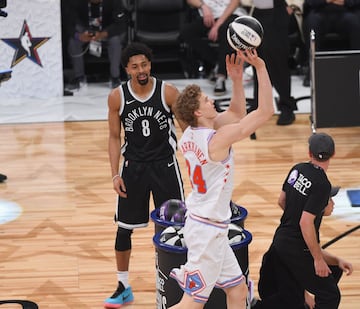 Lauri Markkanen no pudo con Spencer Dinwiddie en la final.