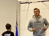 Kroos revienta TikTok junto a su hijo con este ejercicio de técnica: más de 2M de visitas