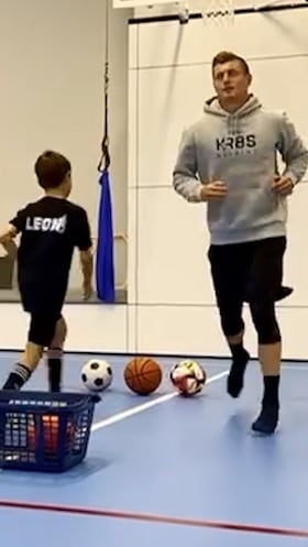Kroos revienta TikTok junto a su hijo con este ejercicio de técnica: más de 2 millones de visitas